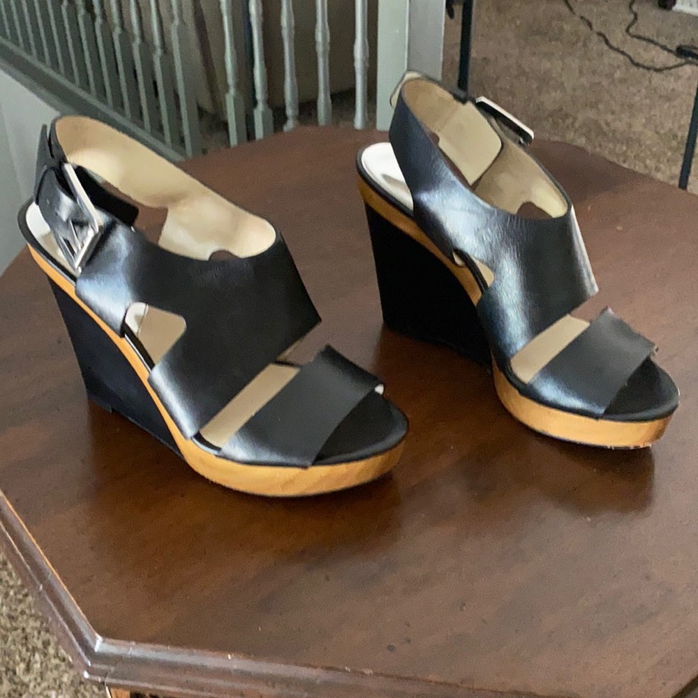 MICHAEL MICHAEL KORS BLACK LEATHER WEDGES 9M - Picture 6 of 7
